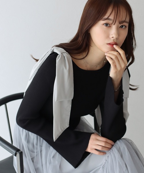 BLUEEAST（ブルーイースト）の「ショルダーリボンフレアリブニット（ニット/セーター・レディース・ブラック/ピンクベージュ/オフホワイト/ブラック×ブラック・MEDIUM）」の2枚目の写真