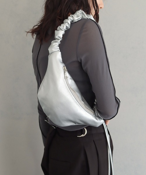 cheriella（シェリエラ）の「【cheriella】2WAYドロストショルダーバッグ 2-WAY DRAWSTRING SHOULDER BAG（ハンドバッグ・レディース・シルバー/ブラック/アイボリー・ONESIZE）」の3枚目の写真
