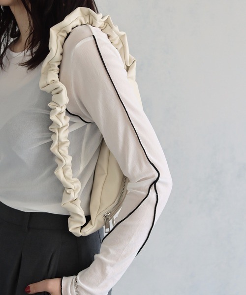 cheriella（シェリエラ）の「【cheriella】2WAYドロストショルダーバッグ 2-WAY DRAWSTRING SHOULDER BAG（ハンドバッグ・レディース・シルバー/ブラック/アイボリー・ONESIZE）」の5枚目の写真