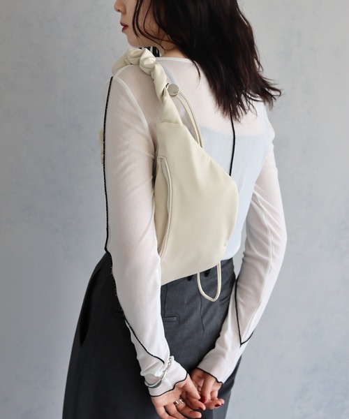 cheriella（シェリエラ）の「【cheriella】2WAYドロストショルダーバッグ 2-WAY DRAWSTRING SHOULDER BAG（ハンドバッグ・レディース・シルバー/ブラック/アイボリー・ONESIZE）」の4枚目の写真