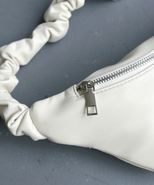 cheriella（シェリエラ）の「【cheriella】2WAYドロストショルダーバッグ 2-WAY DRAWSTRING SHOULDER BAG（ハンドバッグ・レディース・シルバー/ブラック/アイボリー・ONESIZE）」の21枚目の写真