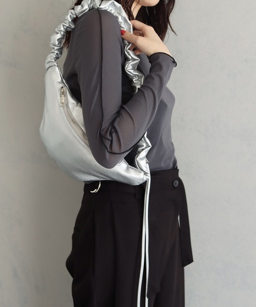 cheriella（シェリエラ）の「【cheriella】2WAYドロストショルダーバッグ 2-WAY DRAWSTRING SHOULDER BAG（ハンドバッグ・レディース・シルバー/ブラック/アイボリー・ONESIZE）」の11枚目の写真