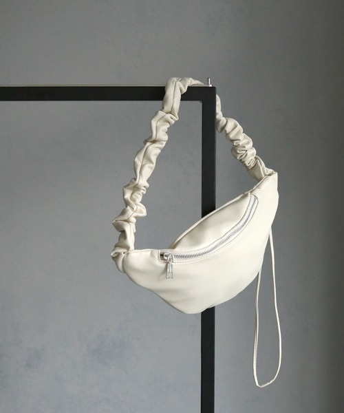 cheriella（シェリエラ）の「【cheriella】2WAYドロストショルダーバッグ 2-WAY DRAWSTRING SHOULDER BAG（ハンドバッグ・レディース・シルバー/ブラック/アイボリー・ONESIZE）」の20枚目の写真