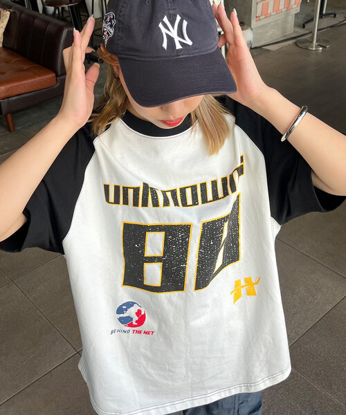 CIAOPANIC（チャオパニック）の「【ユニセックス】ホッケーグラフィックラグランTEE（Tシャツ/カットソー・レディース・レッド/ブラック/ネイビー・FREE）」の2枚目の写真