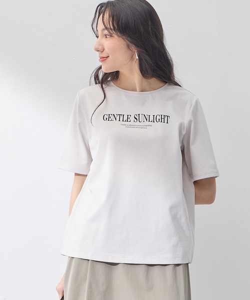 A/C DESIGN BY ALPHA CUBIC(エーシーデザインバイアルファキュービック)の「【UVカット・近赤外線カット】ロゴプリントTシャツ(Tシャツ/カットソー・レディース・オフホワイト/グリーン/ライトグレー・LL/L/M)」の1枚目の写真