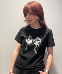 A'GEM/9 × .kom 『.KOM/ドットケーオーエム』 リボンプリント半袖Tシャツ
