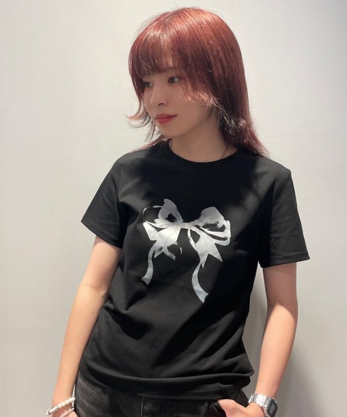 .KOM(ドットコム)の「A'GEM/9 × .kom 『.KOM/ドットケーオーエム』 リボンプリント半袖Tシャツ(Tシャツ/カットソー・レディース・ブラック/ホワイト・S)」の2枚目の写真
