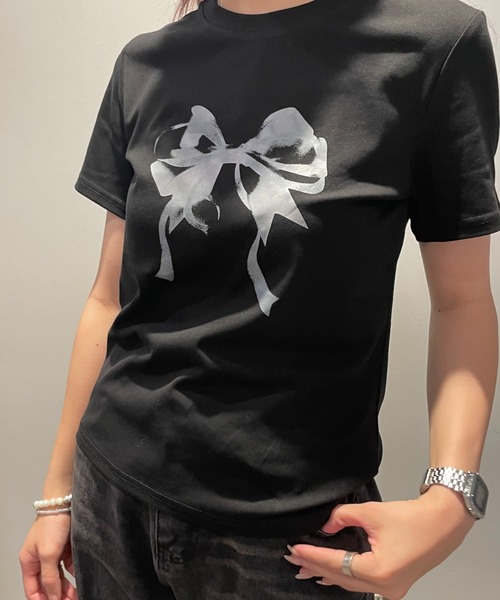tシャツ A'GEM/9 × .kom 「.KOM/ドットケーオーエム」英字リボン半袖カットソー レディース A'GEM/9 × .kom 『.KOM/ドットケーオーエム』英字リボン半袖