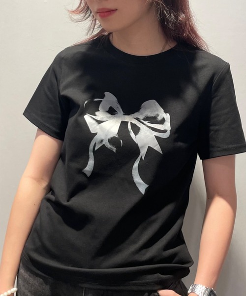 .KOM(ドットコム)の「A'GEM/9 × .kom 『.KOM/ドットケーオーエム』 リボンプリント半袖Tシャツ(Tシャツ/カットソー・レディース・ブラック/ホワイト・S)」の7枚目の写真