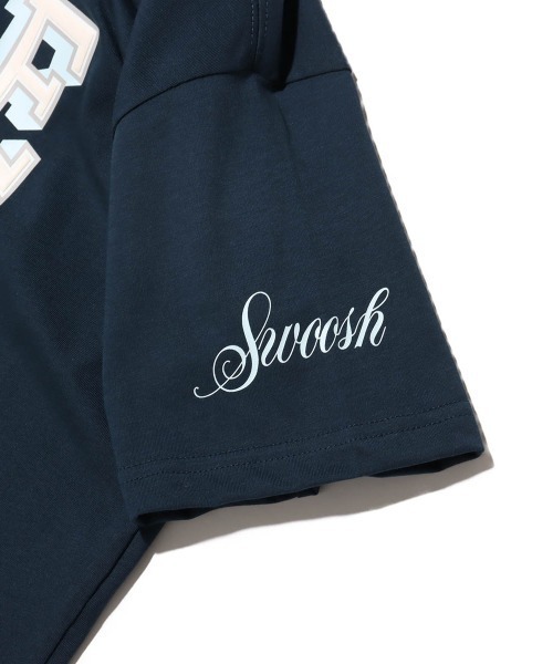 NIKE(ナイキ)の「NIKE AS W NSW SS TEE OC VARZITY / ナイキ ウィメンズ NSW OC VARZITY S/S Tシャツ 【SP】(Tシャツ/カットソー・レディース・ネイビー/ブラック・S/M/L/XS)」の4枚目の写真