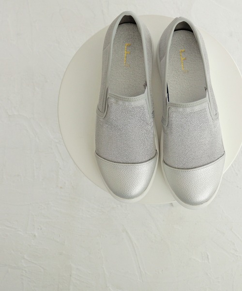 Feee(SHOES)(フィー)の「【軽量】メッシュ グリッター素材のスリッポンスニーカー/Feee(スリッポン・レディース・ブラック/シルバー・22.5cm/24.5cm/24.0cm/23.5cm/23.0cm)」の1枚目の写真