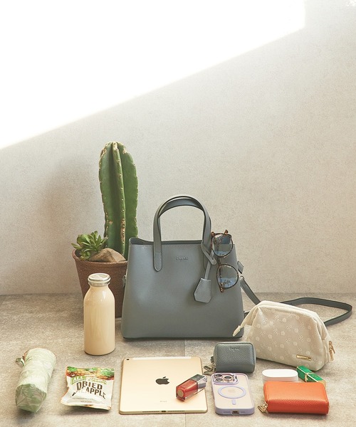 Ungrid（アングリッド）の「【Ungrid/アングリッド】カラーロゴ金具　キーハウス付き両アオリポケットハンドバッグ　ショルダーストラップ付（ハンドバッグ・レディース・グレイッシュベージュ/ブラック/アイボリー/グレー/ブルーグレー・FREE）」の10枚目の写真