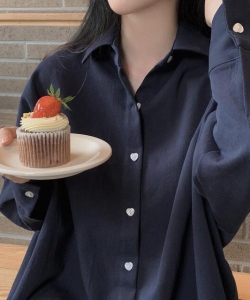 Mela(メラ)の「HEART BUTTON BIG SHIRTS(シャツ/ブラウス・レディース・グリーン/ピンク/ホワイト/ネイビー・FREE)」の21枚目の写真