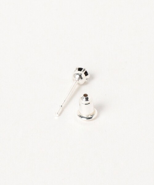 BEAMS（ビームス）の「オニキス ピアス（ピアス（片耳用）・メンズ・シルバー・ONE SIZE）」の2枚目の写真