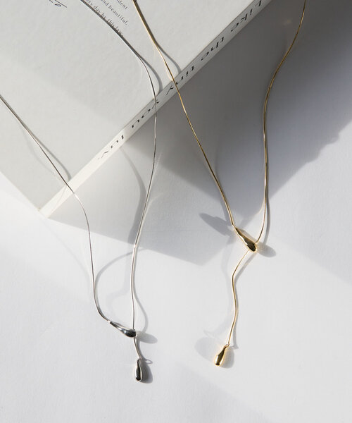 un dix cors（アンディコール）の「Y字スネークスライドネックレス（ネックレス・レディース・シルバー/ゴールド・FREE）」の2枚目の写真