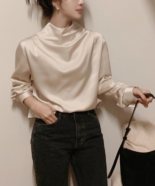 emi+(エミプラス)の「ハイネックサテンギャザーブラウス(シャツ/ブラウス・レディース・ベージュ/ブラック・XL/L/M)」の9枚目の写真