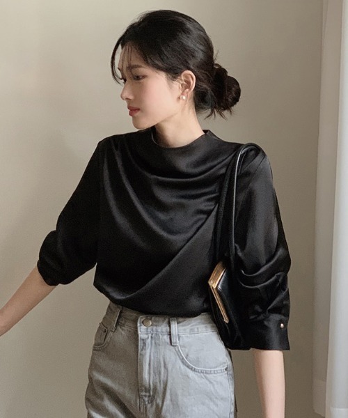 emi+(エミプラス)の「ハイネックサテンギャザーブラウス(シャツ/ブラウス・レディース・ベージュ/ブラック・XL/L/M)」の13枚目の写真