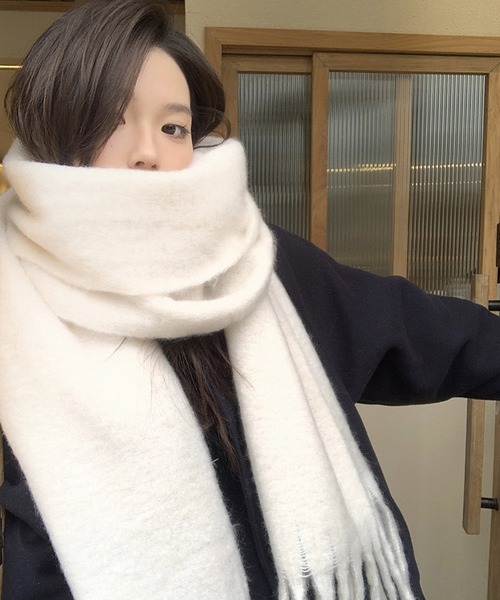shopnikoniko(ショップニコニコ)の「マフラー 大判 フリンジ ボリュームマフラー(マフラー・レディース・ピンク/グリーン/ベージュ/ブルー/ライトブルー/ブラック/ホワイト・フリー)」の1枚目の写真