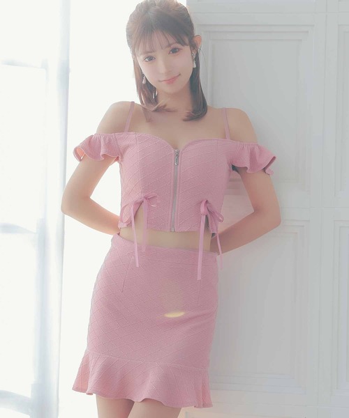 Tika(ティカ)の「キャバドレス セットアップ ミニ タイト 肩あき フロントジップ リボン ストレッチ 裾フリルドレス(ドレス・レディース・アイボリー/ピンク/レッド・LARGE/MEDIUM/SMALL/X-LARGE)」の2枚目の写真