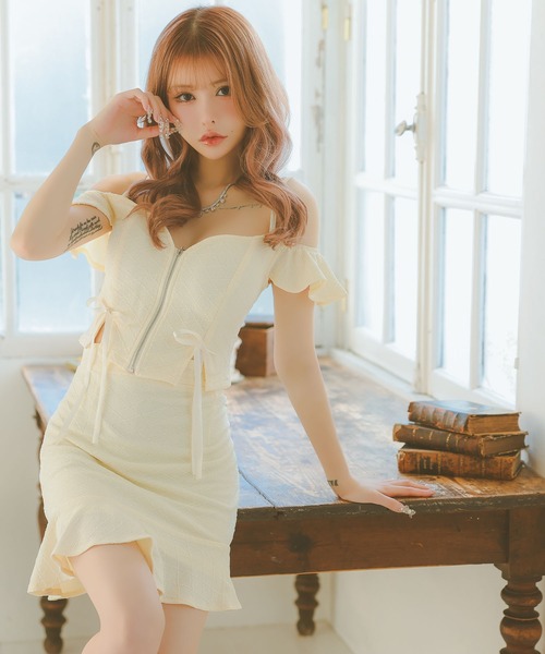 Tika(ティカ)の「キャバドレス セットアップ ミニ タイト 肩あき フロントジップ リボン ストレッチ 裾フリルドレス(ドレス・レディース・アイボリー/ピンク/レッド・LARGE/MEDIUM/SMALL/X-LARGE)」の4枚目の写真
