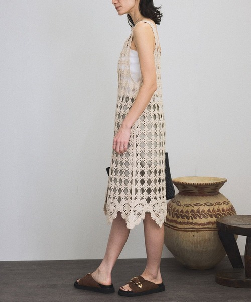 SALON adam et rope'（サロン アダム エ ロペ）の「クロシェニットワンピース（ワンピース・レディース・ブラック/キナリ・FREE）」の16枚目の写真