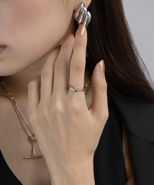 abaskdesign（アバスクデザイン）の「金属アレルギー対応   Vラインプレーンリング（リング・レディース・シルバー/ゴールド・19号/16号/14号/11号/8号/6号）」の6枚目の写真