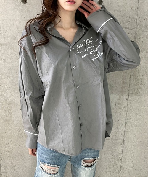 GLAMOROUS JANE(グラマラスジェーン)の「ロゴプリントバックスリットオーバーサイズシャツ(シャツ/ブラウス・レディース・グレー/ホワイト・FREE)」の1枚目の写真