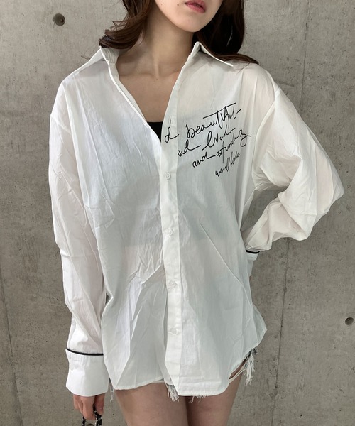 GLAMOROUS JANE(グラマラスジェーン)の「ロゴプリントバックスリットオーバーサイズシャツ(シャツ/ブラウス・レディース・グレー/ホワイト・FREE)」の3枚目の写真