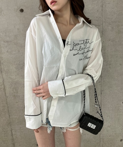 GLAMOROUS JANE(グラマラスジェーン)の「ロゴプリントバックスリットオーバーサイズシャツ(シャツ/ブラウス・レディース・グレー/ホワイト・FREE)」の4枚目の写真