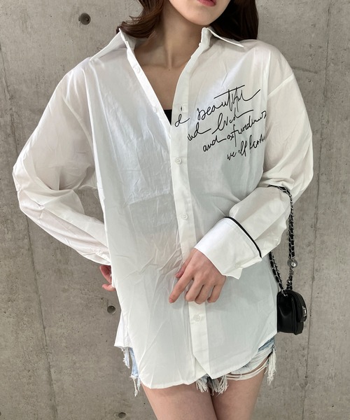 GLAMOROUS JANE(グラマラスジェーン)の「ロゴプリントバックスリットオーバーサイズシャツ(シャツ/ブラウス・レディース・グレー/ホワイト・FREE)」の5枚目の写真
