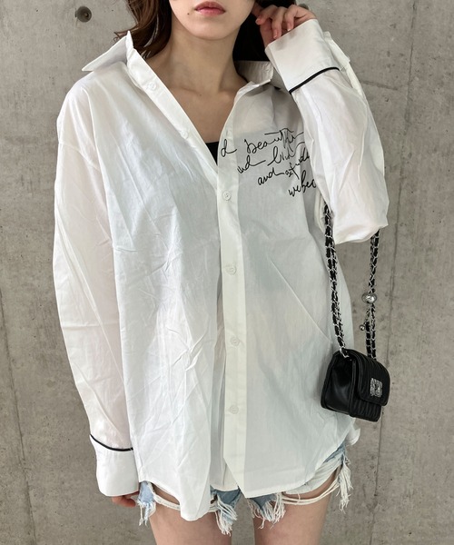 GLAMOROUS JANE(グラマラスジェーン)の「ロゴプリントバックスリットオーバーサイズシャツ(シャツ/ブラウス・レディース・グレー/ホワイト・FREE)」の7枚目の写真