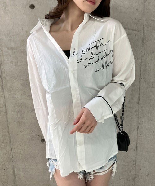 GLAMOROUS JANE(グラマラスジェーン)の「ロゴプリントバックスリットオーバーサイズシャツ(シャツ/ブラウス・レディース・グレー/ホワイト・FREE)」の8枚目の写真