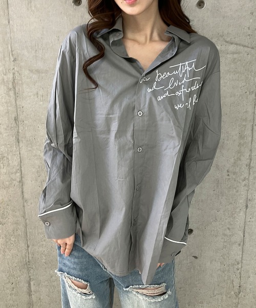 GLAMOROUS JANE(グラマラスジェーン)の「ロゴプリントバックスリットオーバーサイズシャツ(シャツ/ブラウス・レディース・グレー/ホワイト・FREE)」の11枚目の写真