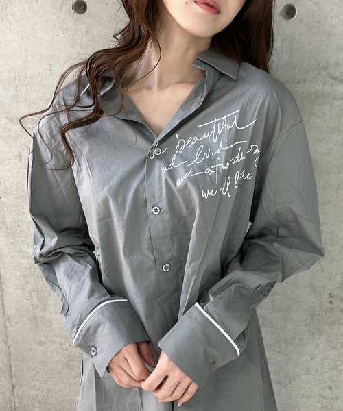 GLAMOROUS JANE(グラマラスジェーン)の「ロゴプリントバックスリットオーバーサイズシャツ(シャツ/ブラウス・レディース・グレー/ホワイト・FREE)」の13枚目の写真