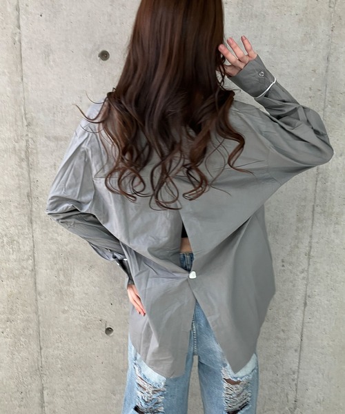 GLAMOROUS JANE(グラマラスジェーン)の「ロゴプリントバックスリットオーバーサイズシャツ(シャツ/ブラウス・レディース・グレー/ホワイト・FREE)」の14枚目の写真