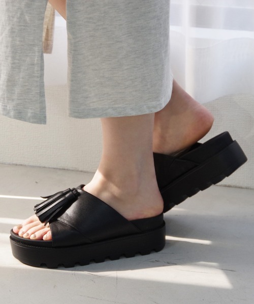 Minnetonka(ミネトンカ)の「MINNETONKA ミネトンカ / タッセルボリュームサンダル(サンダル・レディース・ホワイト/シルバー/ブラック・5/6/7/8/9)」の2枚目の写真