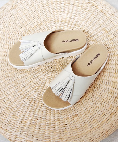 Minnetonka(ミネトンカ)の「MINNETONKA ミネトンカ / タッセルボリュームサンダル(サンダル・レディース・ホワイト/シルバー/ブラック・5/6/7/8/9)」の10枚目の写真
