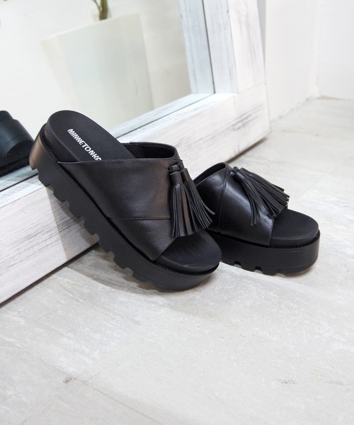 Minnetonka(ミネトンカ)の「MINNETONKA ミネトンカ / タッセルボリュームサンダル(サンダル・レディース・ホワイト/シルバー/ブラック・5/6/7/8/9)」の12枚目の写真