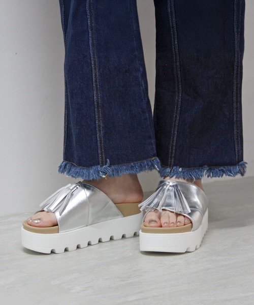 Minnetonka(ミネトンカ)の「MINNETONKA ミネトンカ / タッセルボリュームサンダル(サンダル・レディース・ホワイト/シルバー/ブラック・5/6/7/8/9)」の14枚目の写真