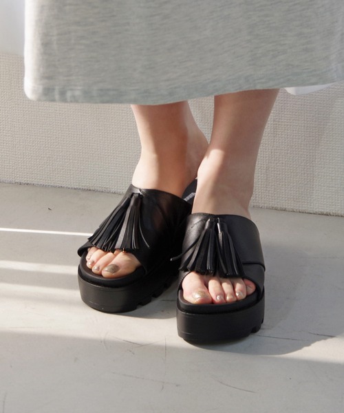 Minnetonka(ミネトンカ)の「MINNETONKA ミネトンカ / タッセルボリュームサンダル(サンダル・レディース・ホワイト/シルバー/ブラック・5/6/7/8/9)」の5枚目の写真