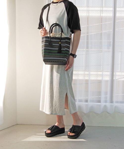 Minnetonka(ミネトンカ)の「MINNETONKA ミネトンカ / タッセルボリュームサンダル(サンダル・レディース・ホワイト/シルバー/ブラック・5/6/7/8/9)」の6枚目の写真