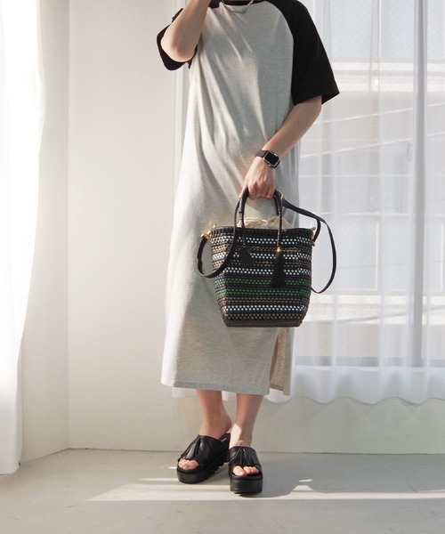 Minnetonka(ミネトンカ)の「MINNETONKA ミネトンカ / タッセルボリュームサンダル(サンダル・レディース・ホワイト/シルバー/ブラック・5/6/7/8/9)」の7枚目の写真