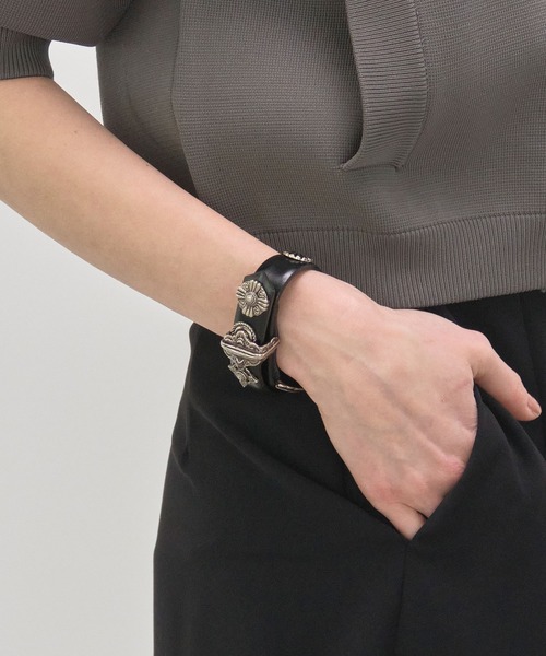 TOGA PULLA(トーガ プルラ)の「【TOGA PULLA/トーガプルラ】Motif leather bangle/モチーフレザーバングル/スタッズレザーブレスレット(バングル/リストバンド・レディース・ブラック/カーキ・FREE)」の3枚目の写真