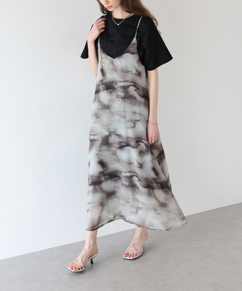 J by blue(ジェイバイブルー)の「ニュアンス柄キャミワンピース(ワンピース・レディース・ベージュ/ブラック・MEDIUM)」の1枚目の写真