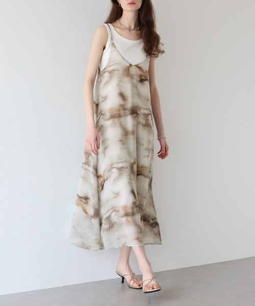 J by blue(ジェイバイブルー)の「ニュアンス柄キャミワンピース(ワンピース・レディース・ベージュ/ブラック・MEDIUM)」の5枚目の写真