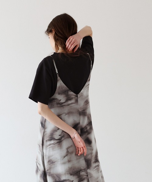 J by blue(ジェイバイブルー)の「ニュアンス柄キャミワンピース(ワンピース・レディース・ベージュ/ブラック・MEDIUM)」の11枚目の写真