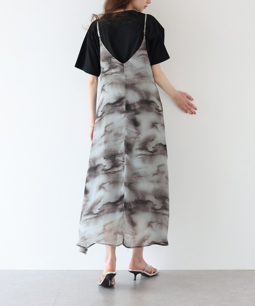 J by blue(ジェイバイブルー)の「ニュアンス柄キャミワンピース(ワンピース・レディース・ベージュ/ブラック・MEDIUM)」の10枚目の写真