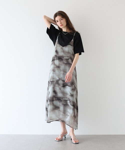 J by blue(ジェイバイブルー)の「ニュアンス柄キャミワンピース(ワンピース・レディース・ベージュ/ブラック・MEDIUM)」の8枚目の写真