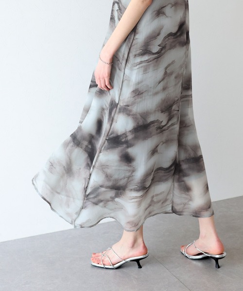 J by blue(ジェイバイブルー)の「ニュアンス柄キャミワンピース(ワンピース・レディース・ベージュ/ブラック・MEDIUM)」の12枚目の写真