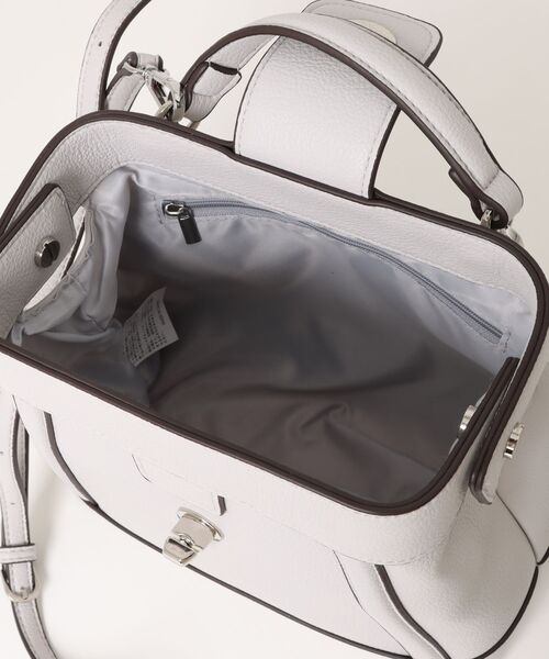 MIAN (ミアン)の「【MIAN】ツイストメタル 2way フラップミニボストン ショルダー付 フェイクレザー 2251-112-1(ショルダーバッグ・レディース・グレイッシュベージュ/ブラック/グレー・FREE)」の5枚目の写真